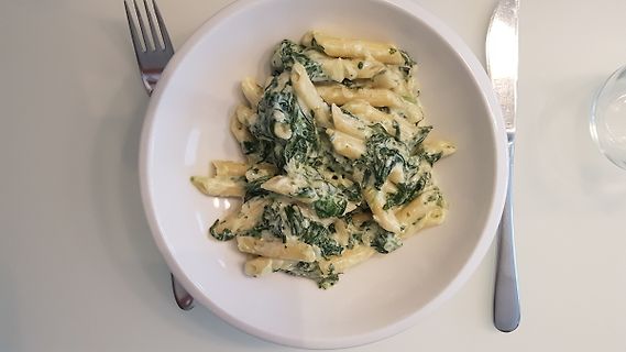 Nudeln mit Spinat in Sahnesauce