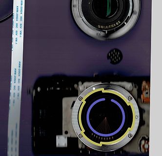 Nahaufnahme von Flachbandkabel und Elektronikkomponenten