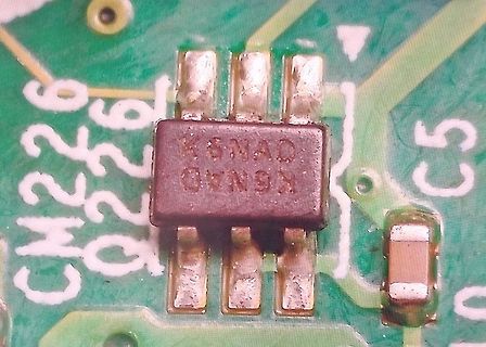 Makroaufnahme eines SMD-Bauteils auf Leiterplatte
