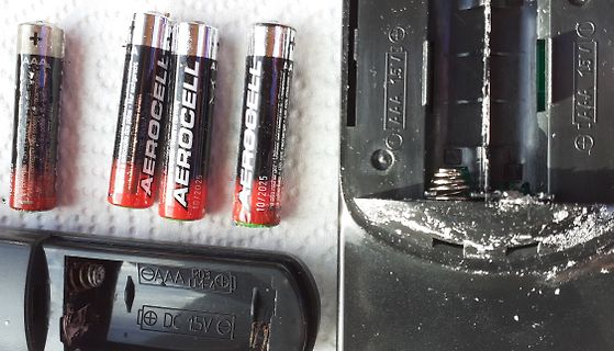 Ausgelaufene Batterien und Batteriefach