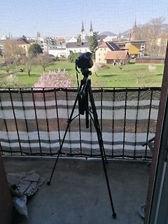 Kamera auf Stativ auf Balkon