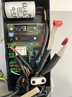 Offenes Elektronikgerät mit Leiterplatte und Elektrolytkondensator