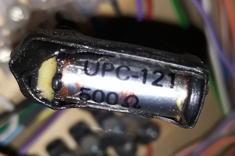 Detailaufnahme eines Widerstands mit Typenbezeichnung