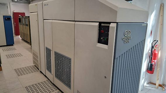 Großer Control Data Computer in einem Raum