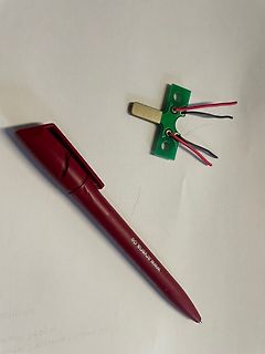 Stift und kleine grüne Platine mit Kabeln