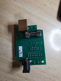 Grüne Leiterplatte mit USB-Buchse und DC-Hohlstecker