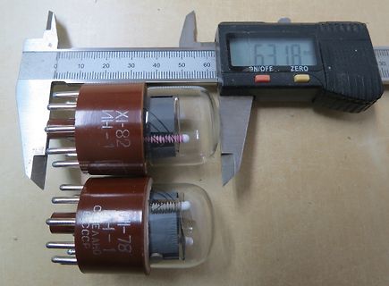 Zwei Elektronenröhren mit Messschieber
