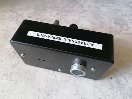 Schwarzes Gehäuse eines Ultraschall-Empfängers