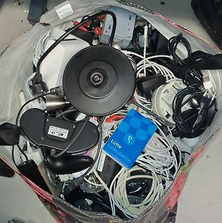 Haufen mit Elektronikschrott und Kabeln