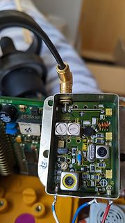 Geöffnete Elektronikplatine mit Koaxialanschluss