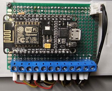 ESP8266 Mikrocontroller auf Erweiterungsplatine mit Klemmenblock
