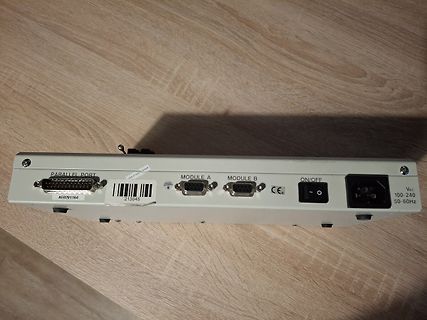 Rückseite eines elektronischen Geräts mit Anschlüssen