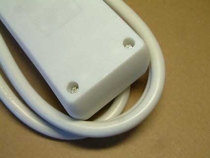 Weißes Kunststoffgehäuse mit Kabel