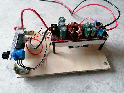 Aufbau eines Schaltkreises auf Holzbrett