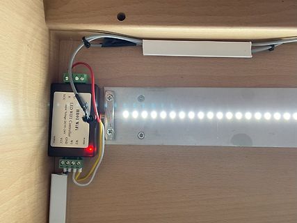 LED WIFI Controller mit LED-Streifen an Holzbrett