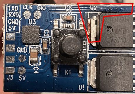 Nahaufnahme einer blau bestückten Leiterplatte