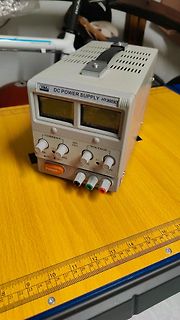 Labornetzteil auf Werkstattunterlage