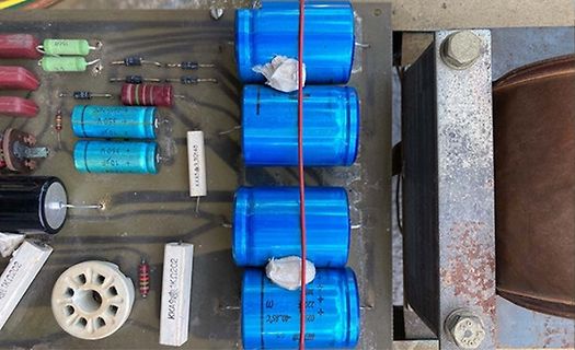 Elektronische Bauteile auf Holzuntergrund