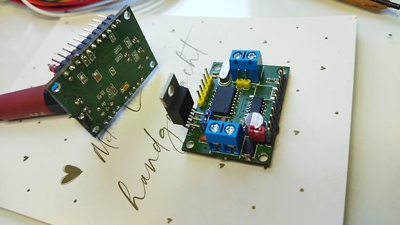 Zwei Leiterplatten mit elektronischen Bauteilen