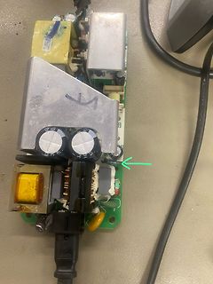 Offenes Schaltnetzteil mit grünem PCB und Bauteilen
