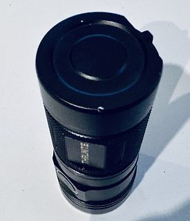 Schwarze Taschenlampe mit Textaufdruck