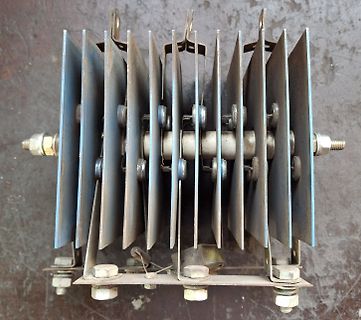 Metallische Kühlrippen auf einer Welle