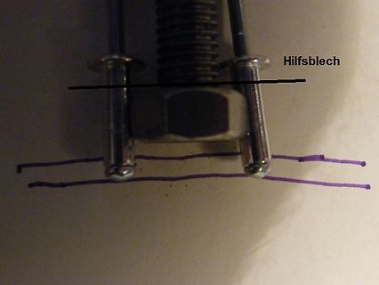Metallschraube mit Mutter und Hilfsblech