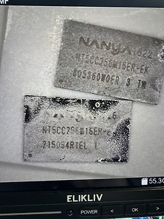 Foto von zwei Mikrochips auf einem Bildschirm