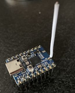 Mikrocontroller-Board mit USB-Anschluss und weißem Kabel