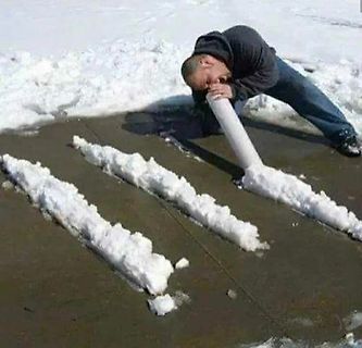 Meme einer Person, die Schneestreifen auf dem Boden bläst