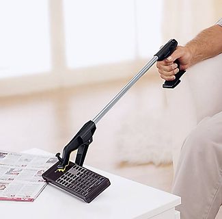 Greifarm hebt Tastatur von Tisch auf