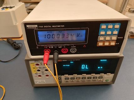 Zwei digitale Multimeter gestapelt