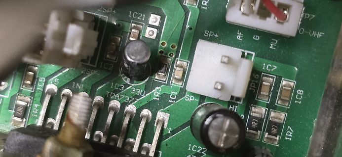 Nahaufnahme einer Leiterplatte mit elektronischen Bauteilen