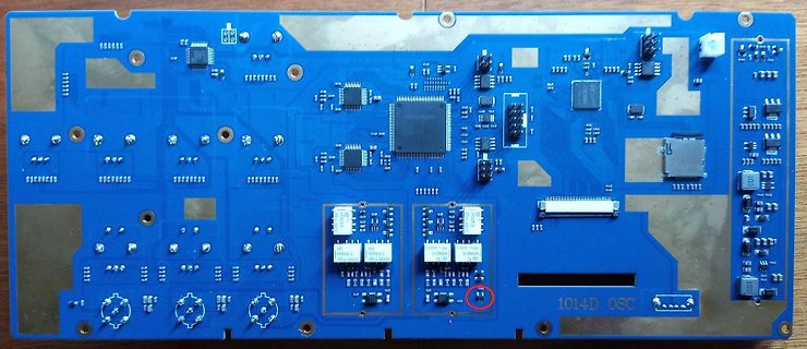 Blaue Leiterplatte mit elektronischen Bauteilen
