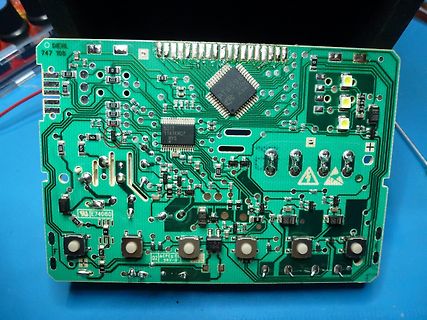Foto einer grünen Leiterplatte mit elektronischen Bauteilen