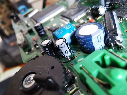 Nahaufnahme einer bestückten Leiterplatte mit Elektrolytkondensatoren