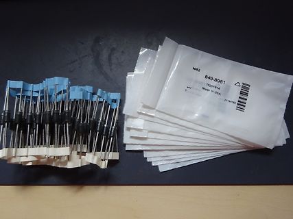 Werkzeuge und Verpackungen auf dunklem Untergrund