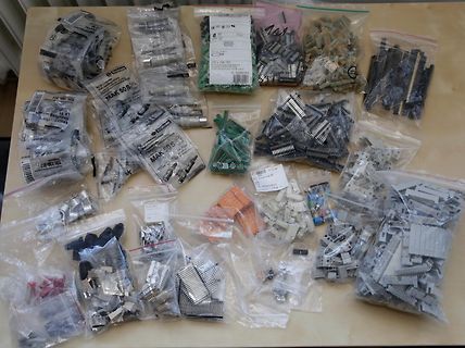 Verschiedene elektronische Bauteile in Plastikbeuteln