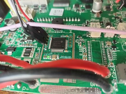 Nahaufnahme einer bestückten Leiterplatte mit IC und Kabeln