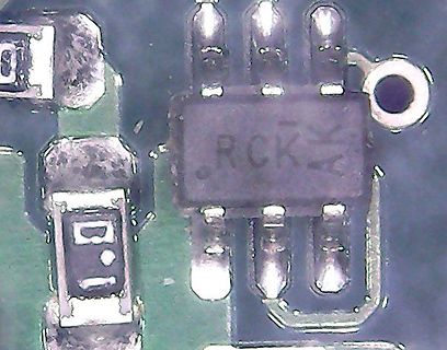 Makroaufnahme eines SMD-Bauteils auf Leiterplatte