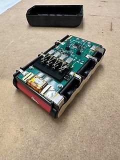 Geöffnete Elektronikkomponente mit Leiterplatte und Akku