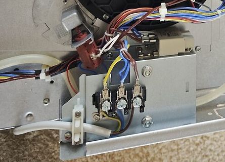 Innenansicht eines Elektrogeräts mit Verkabelung und Anschlüssen