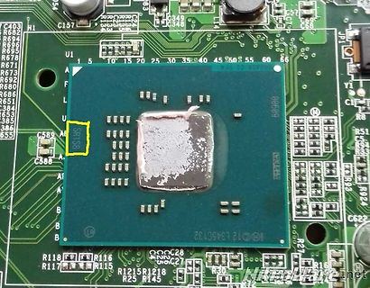 Foto einer Leiterplatte mit CPU und Bauteilen