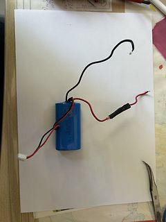 Blauer Akku mit Kabeln