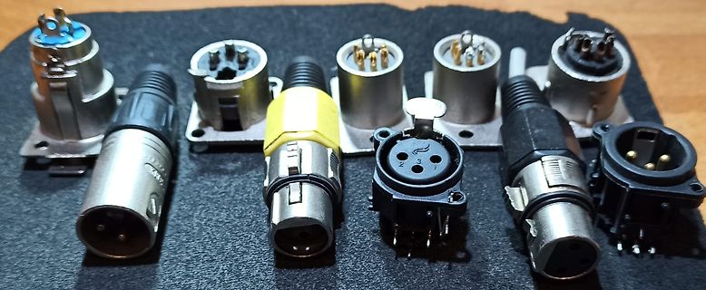 Verschiedene elektrische Steckverbinder und Buchsen