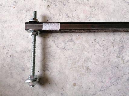 Metallprofil mit Gewindestange und Muttern