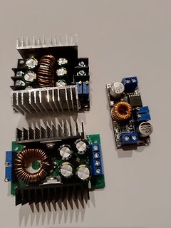 Drei DC-DC-Wandler-Module mit Kühlkörpern