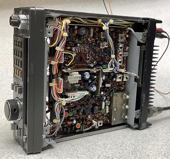Innenansicht eines geöffneten elektronischen Geräts