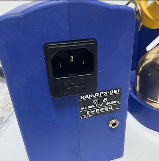 Rückseite eines HAKKO FX-951 Lötkolben-Netzteils