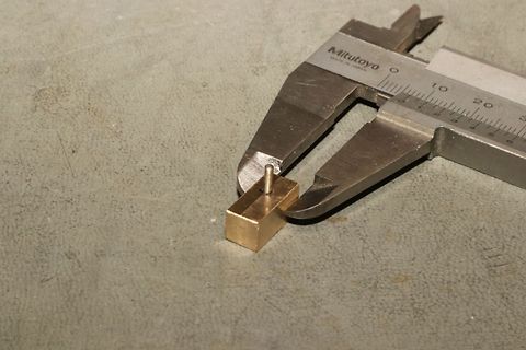 Messung eines Messingblocks mit Messschieber